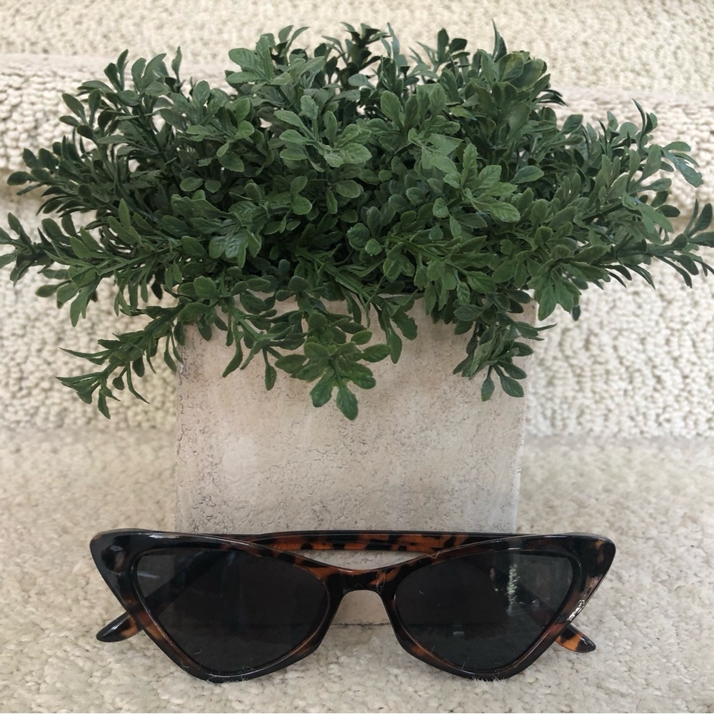 🕶️ Women’s Tortoise Shell Brown Color Cat-Eye Sunglasses. - Picture 9 of 14